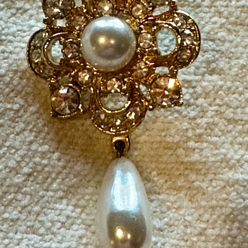 Vintage, Elegant, Gold, Crystal and Pearl Drop Earrings - Picture 3 of 4